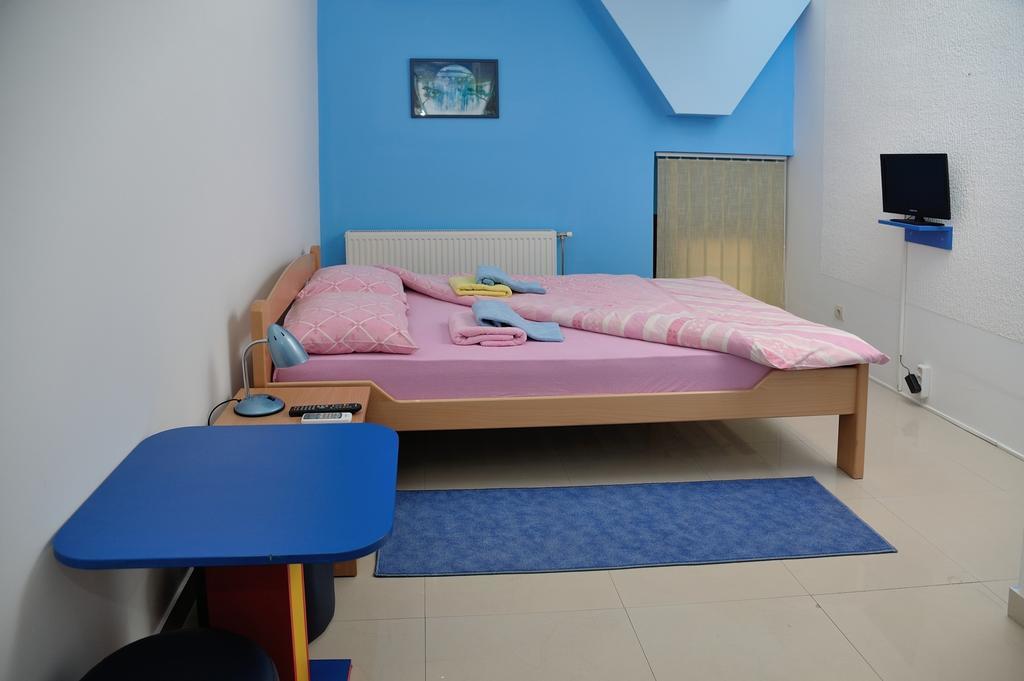 Hostel Paparazzo & Apartmens Kikinda Quarto foto
